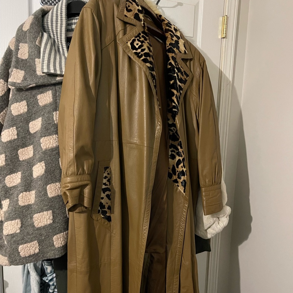 Vintage Lillie Rubin leather coat with real jaguar trim on the collar, cuffs - Picture 10 of 10